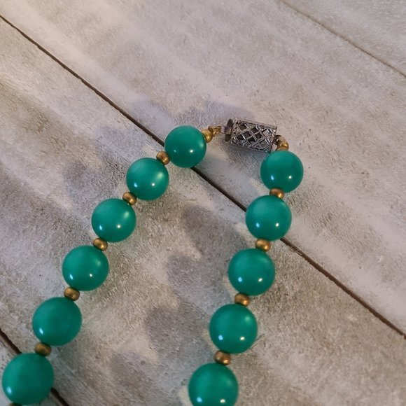 Vintage Green Acrylic Moonglow Graduated Beads Beaded Necklace Box Clasp - Picture 10 of 10